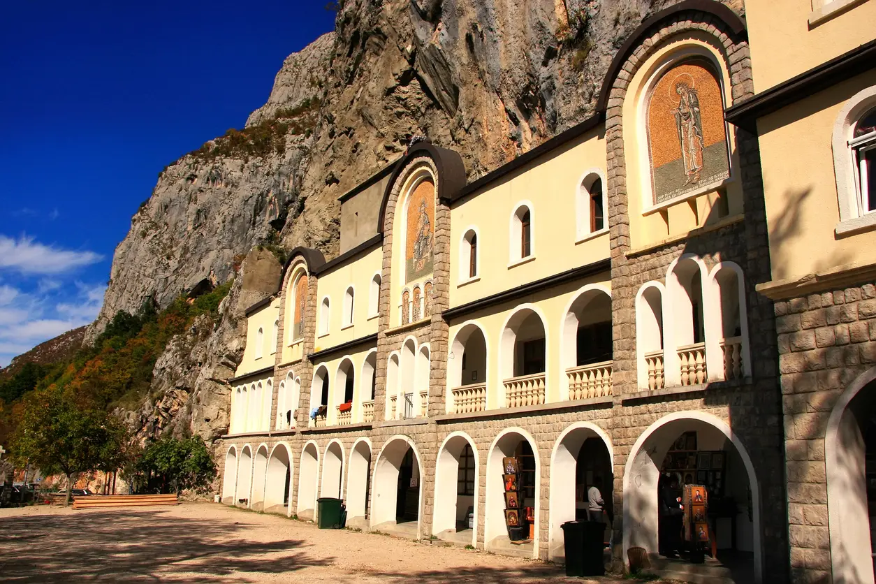 Manastir Ostrog: Kompletan vodič za posjetu najsvetijeg mjesta u Crnoj Gori