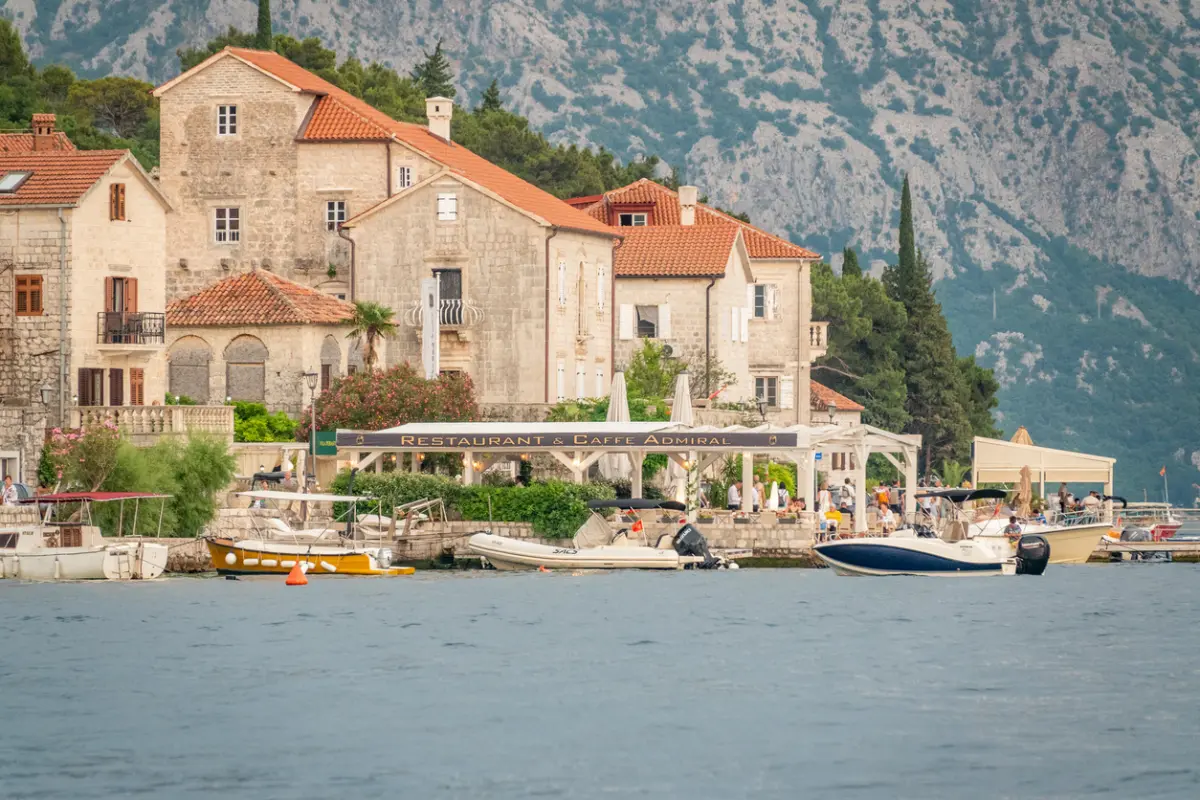 טיולי סירה ב-Boka