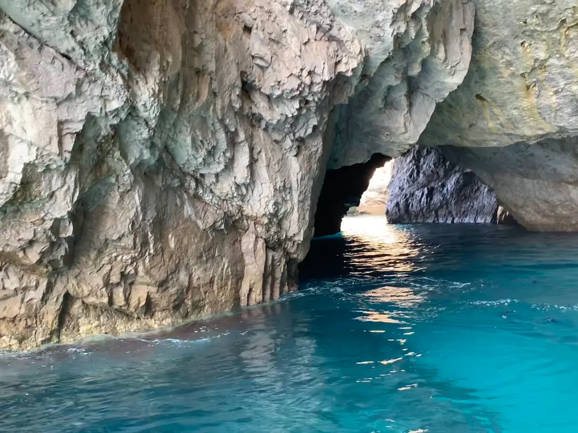 מערת Plava špilja ב-Luštica