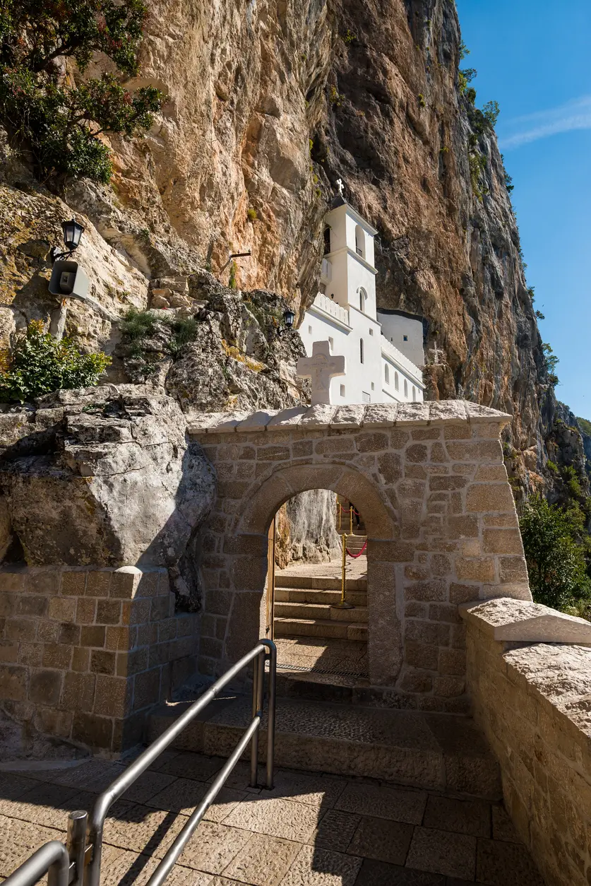 המנזר העליון — כנסיות בסלע