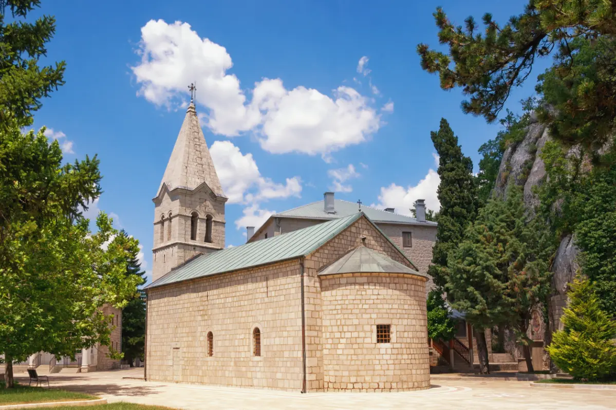 המנזר התחתון וכנסיית Sveta Trojica