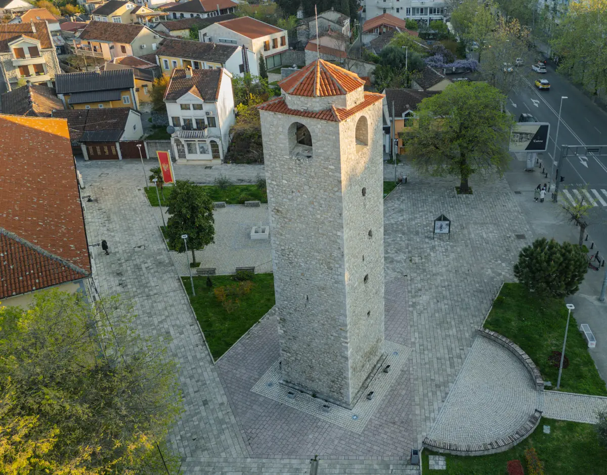 העיר העתיקה ומגדל השעון Sahat kula