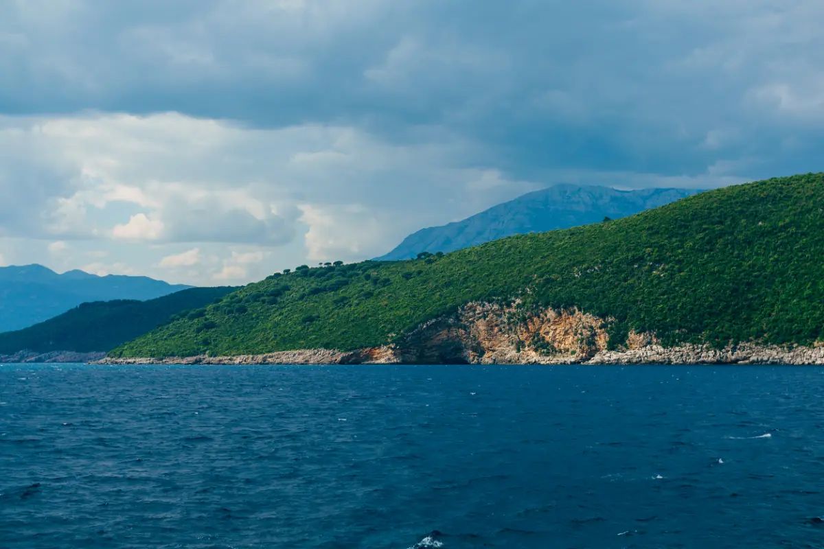 Plava Špilja, Luštica