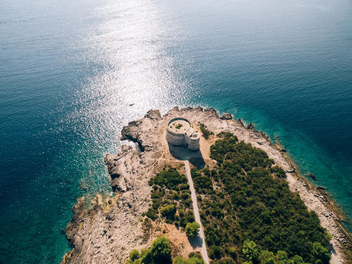 Tvrđava Arza uz samu plažu