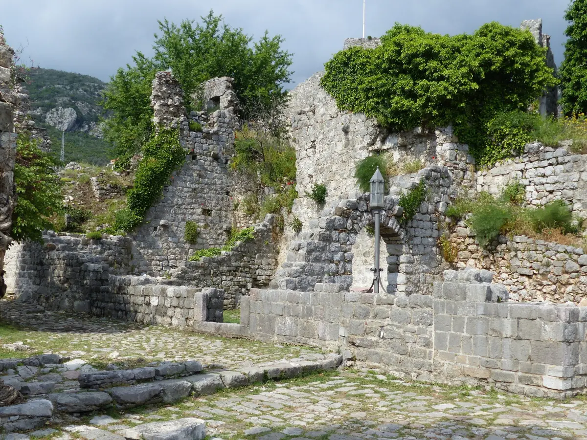 Ruševine unutar zidina Starog Bara