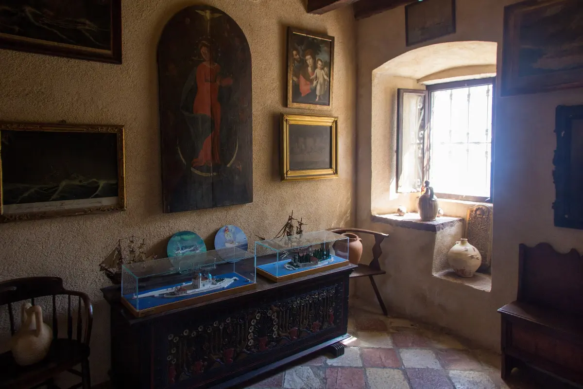 Una sala del museo accanto alla chiesa della Madonna dello Scalpello, con quadri e modellini di navi