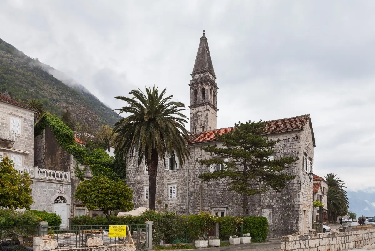 La chiesa di San Nicola e il suo campanile a Perast