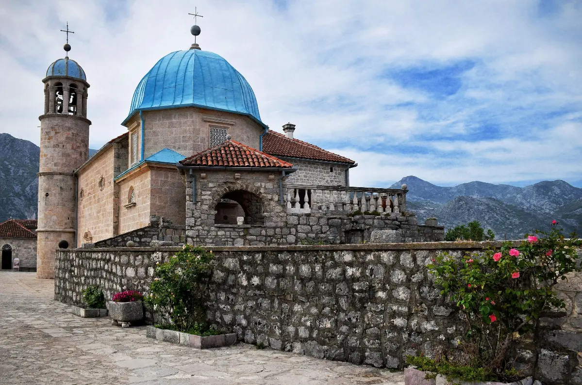 La chiesa della Madonna dello Scalpello con la cupola azzurra e il campanile rotondo