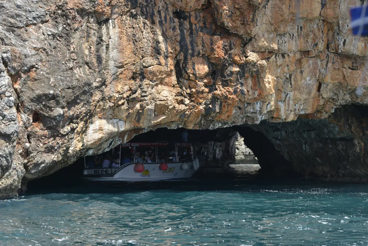Uniquement par la mer