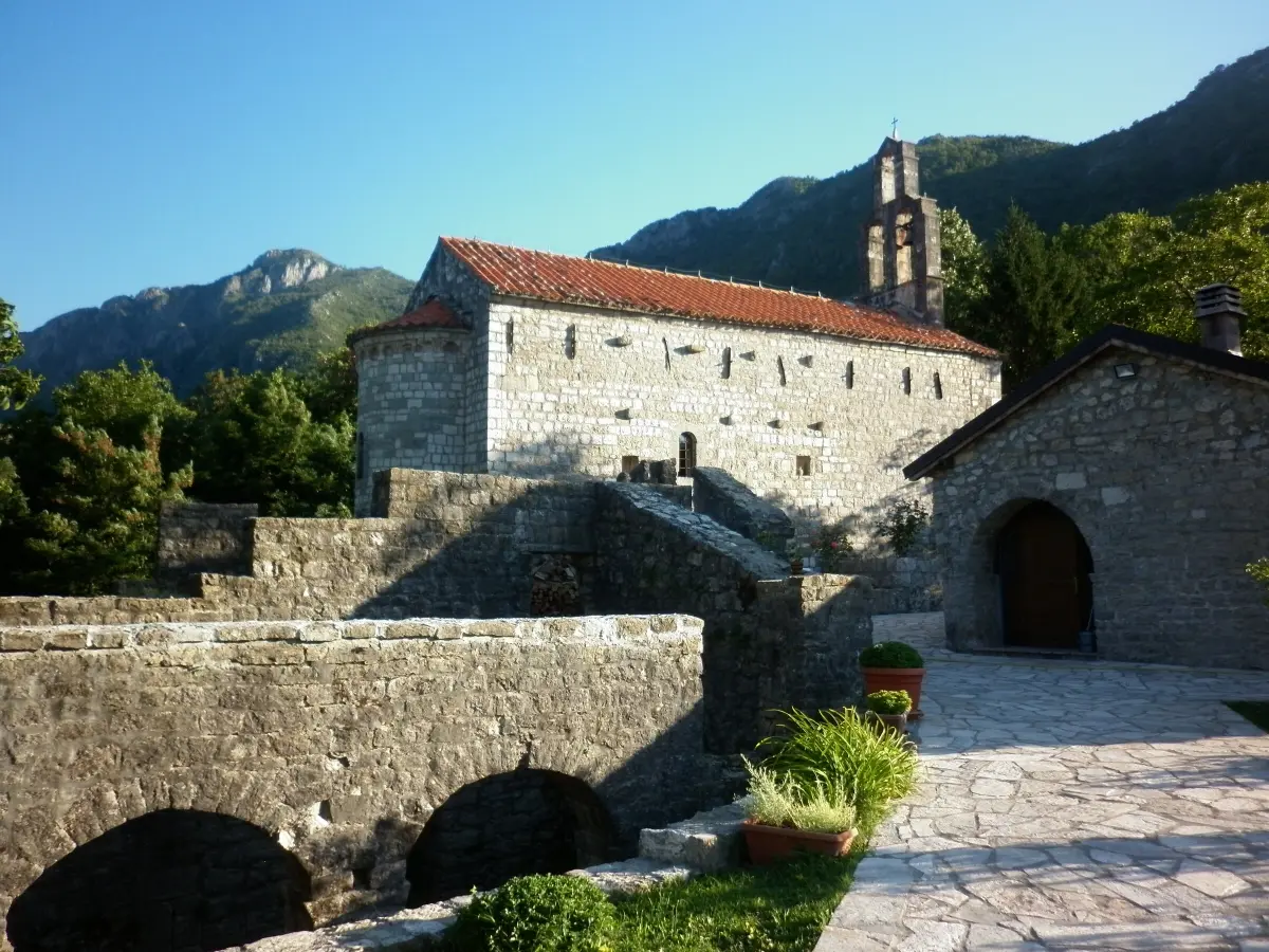 Brčeli: das Kloster und Šćepan Mali