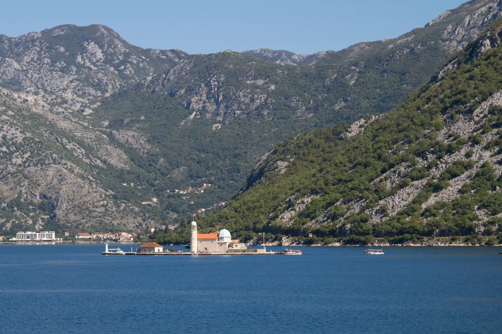 Nuestra Señora de las Rocas – isla con iglesia en medio de la Bahía de Kotor, rodeada de tranquilas aguas azules