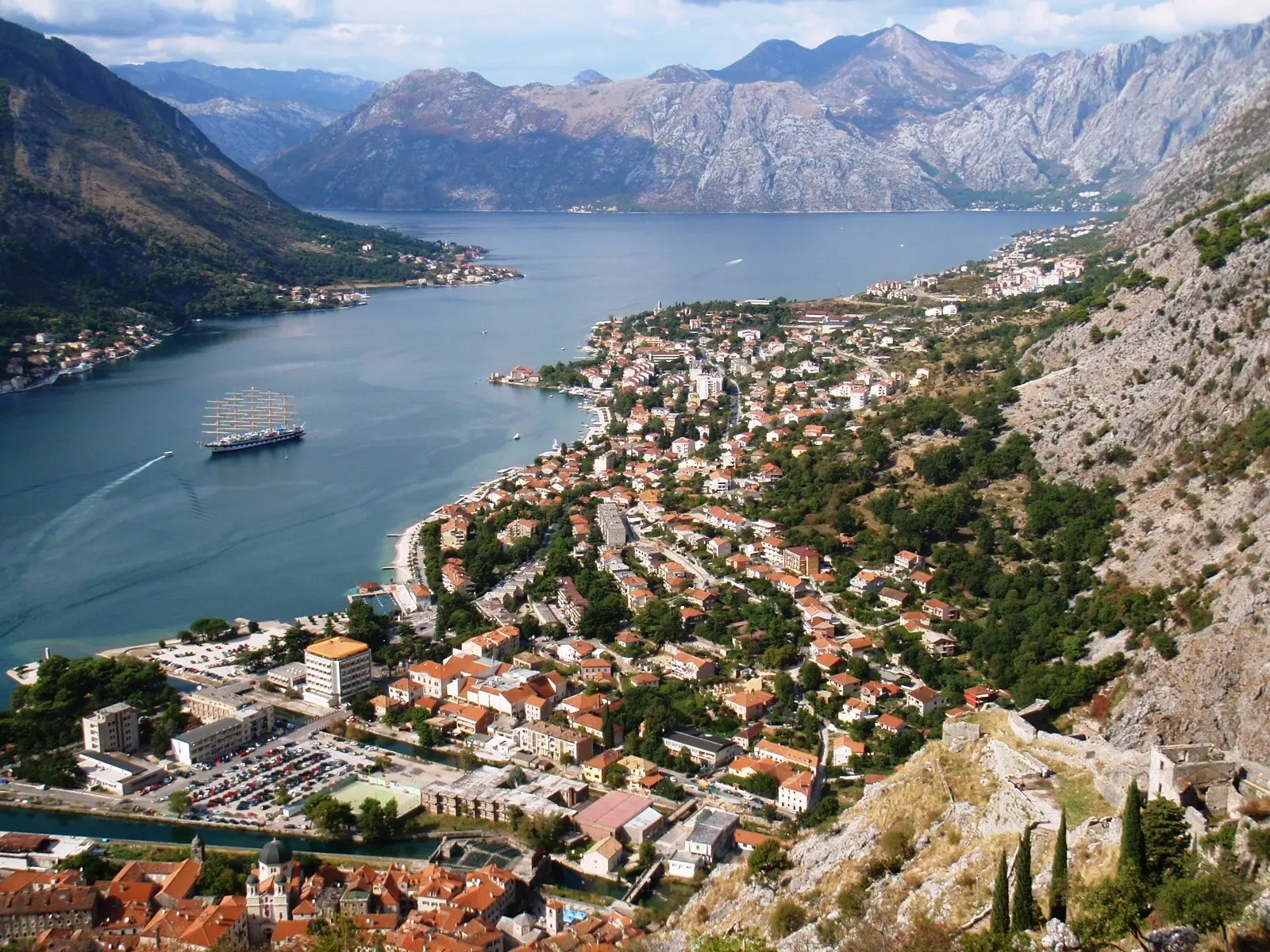 Vista de la Bahía de Kotor y los tejados rojos de la Ciudad Vieja de Kotor desde lo alto de la fortaleza de San Giovanni