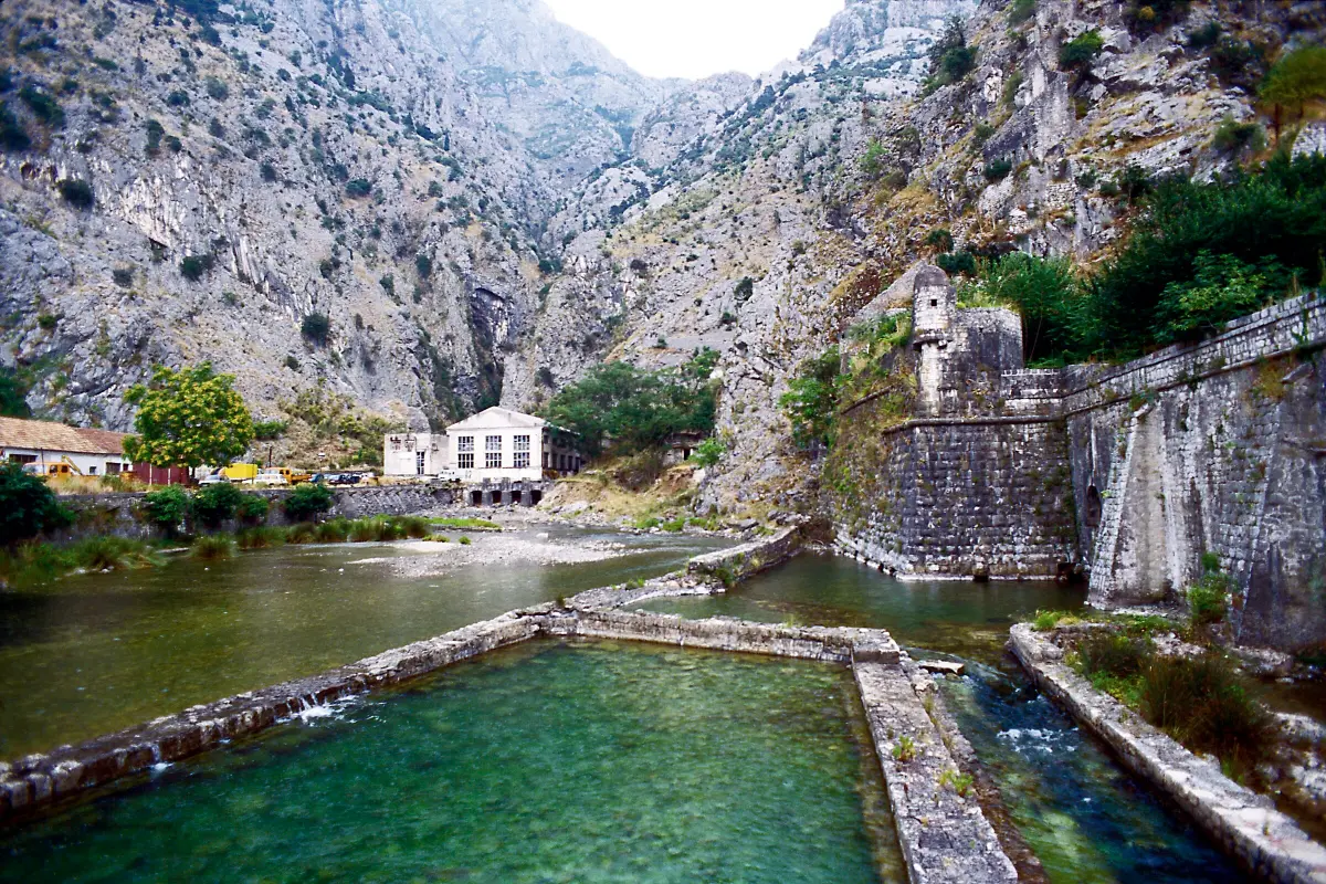 Kotorske ljestve: stari put za Njeguše