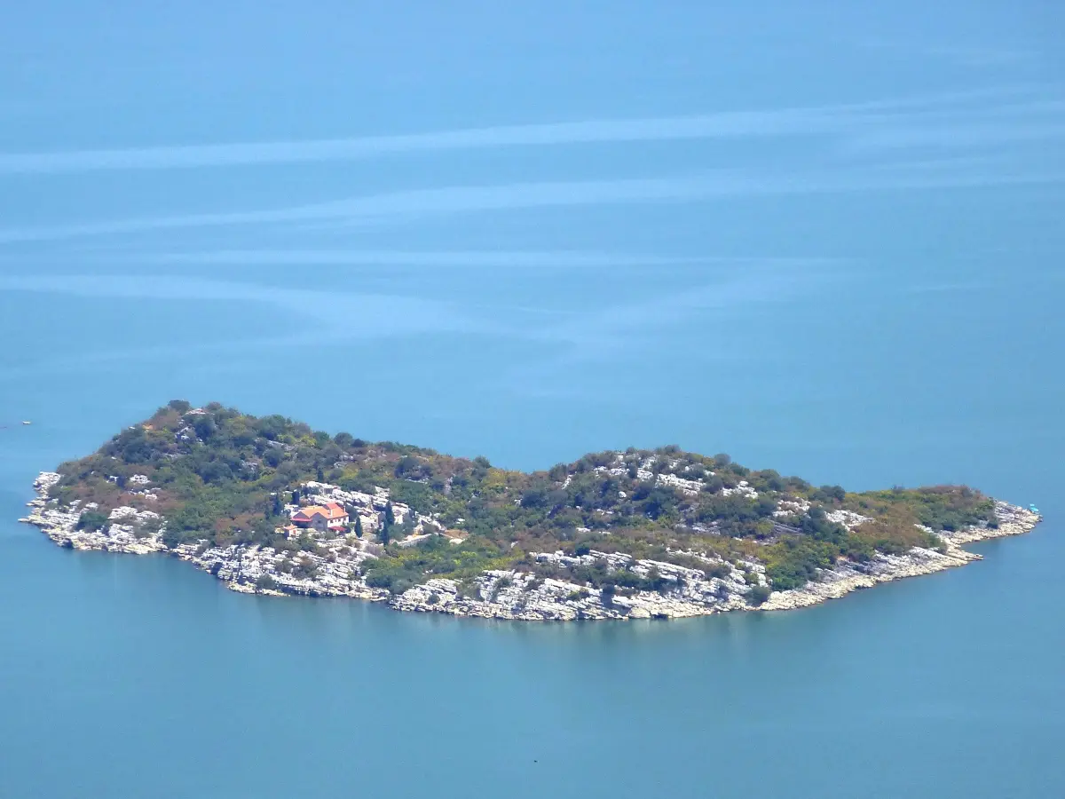 Monastères insulaires sur le lac
