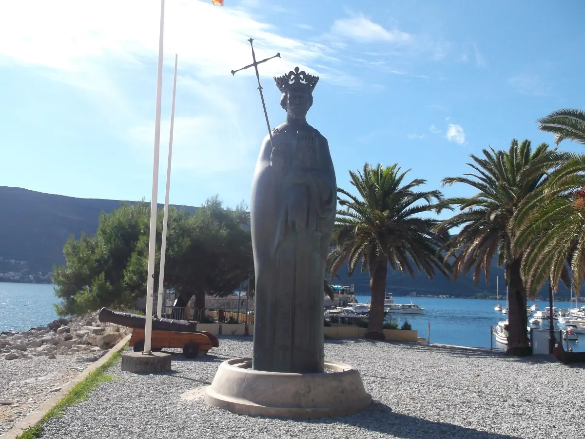 Der Škver und das Denkmal für König Tvrtko