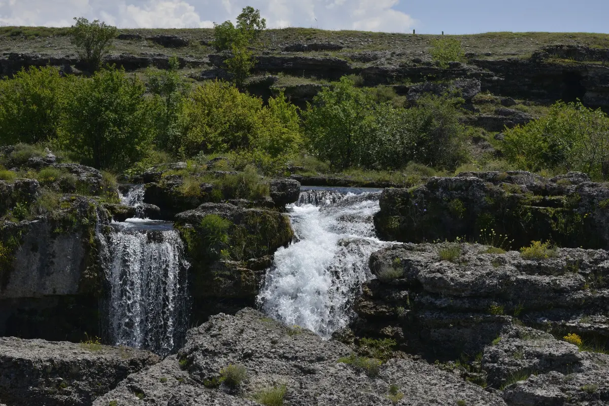 The stone sill and cascades
