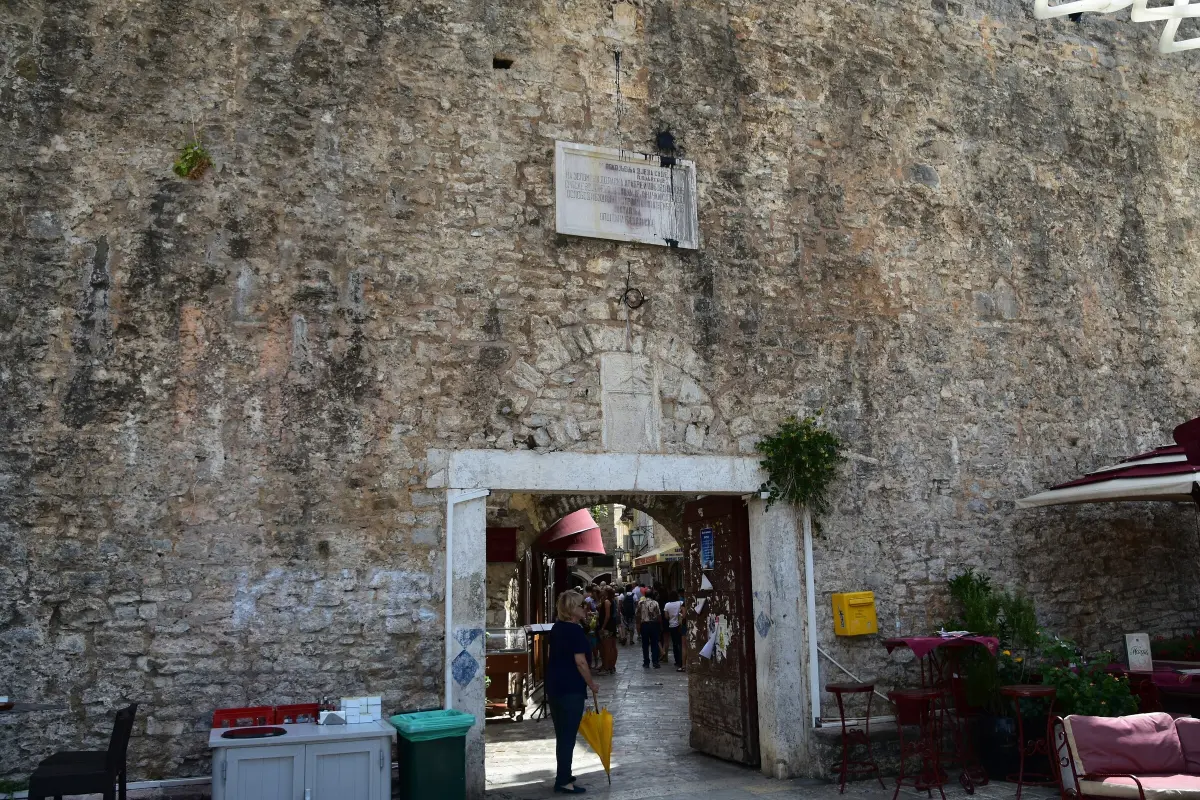 The Main Gate: Porta di Terra Ferma