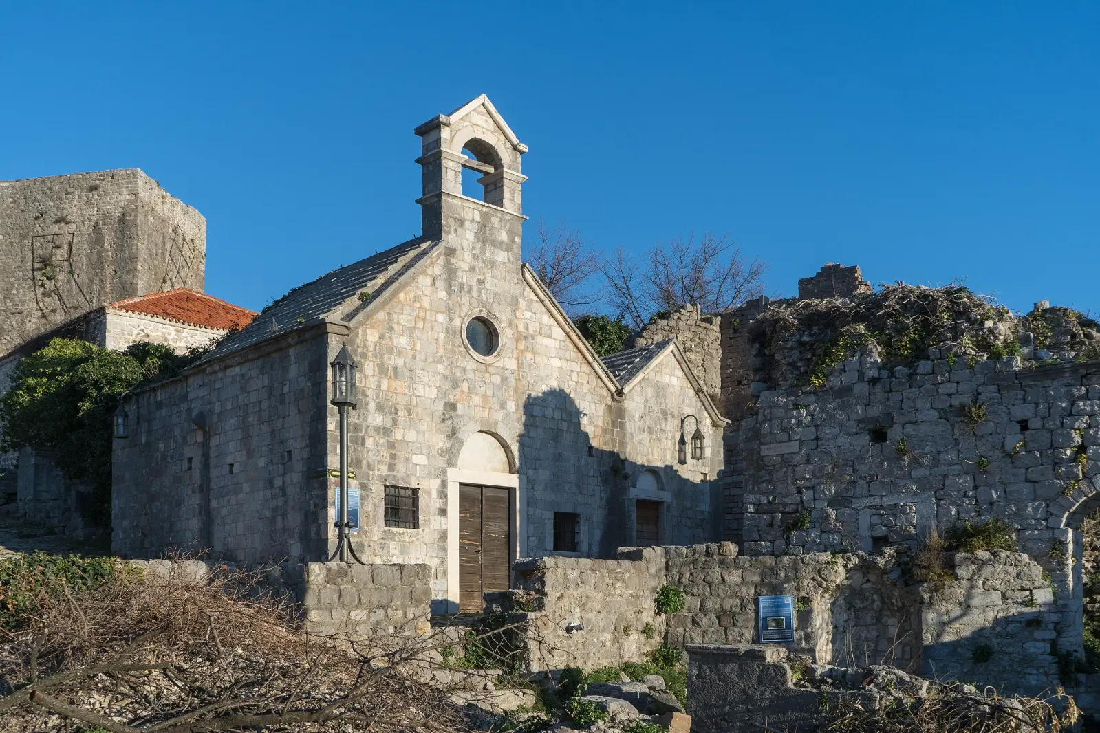 Stari Bar: šetnja od kapije do citadele i akvadukta