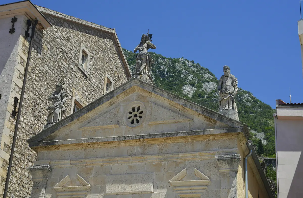 La chiesa di San Marco sul lungomare di Perast, accanto a palazzo Smekja