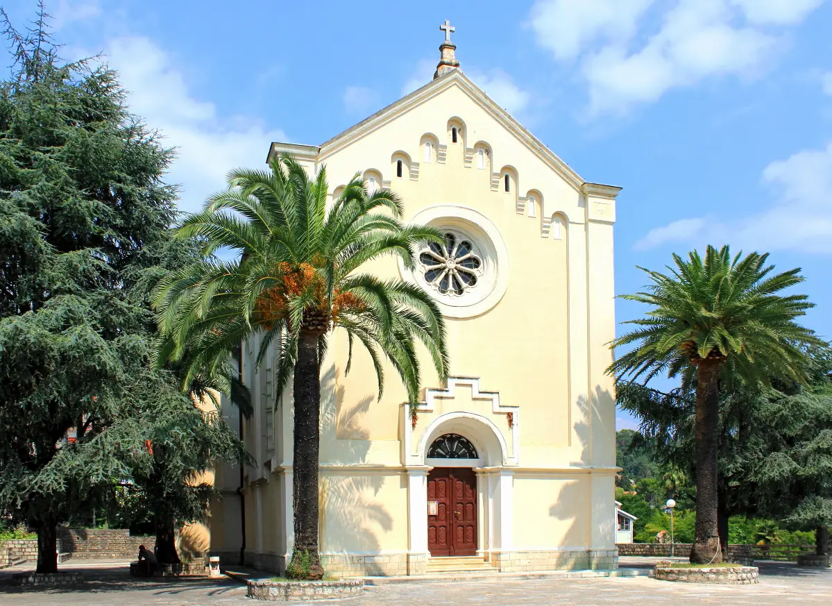 Mićo-Pavlović-Platz und die Kirche des heiligen Hieronymus