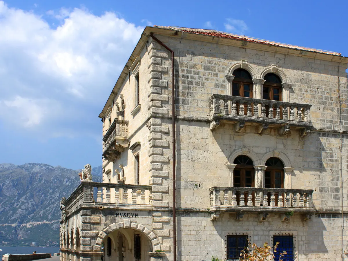 Palazzo Bujović sul lungomare di Perast, oggi Museo civico