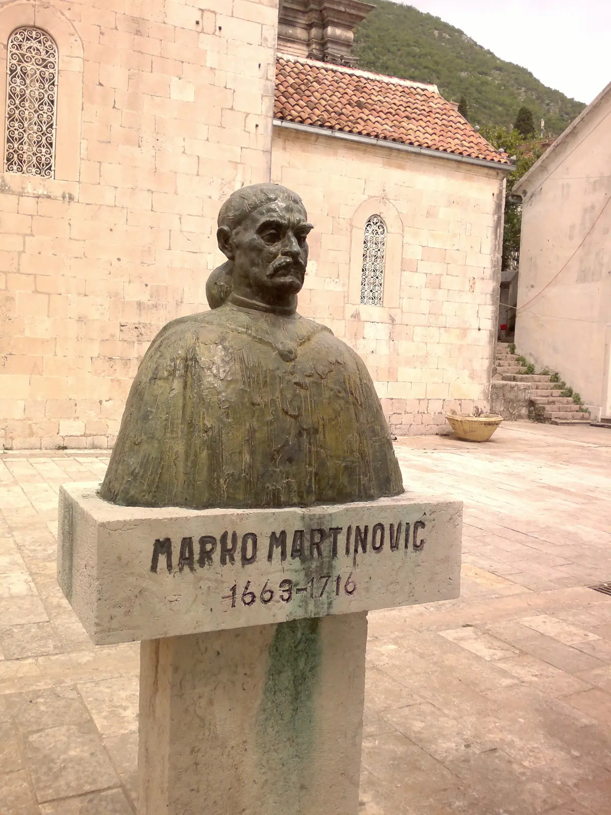 Il busto di Marko Martinović nella piazza di Perast
