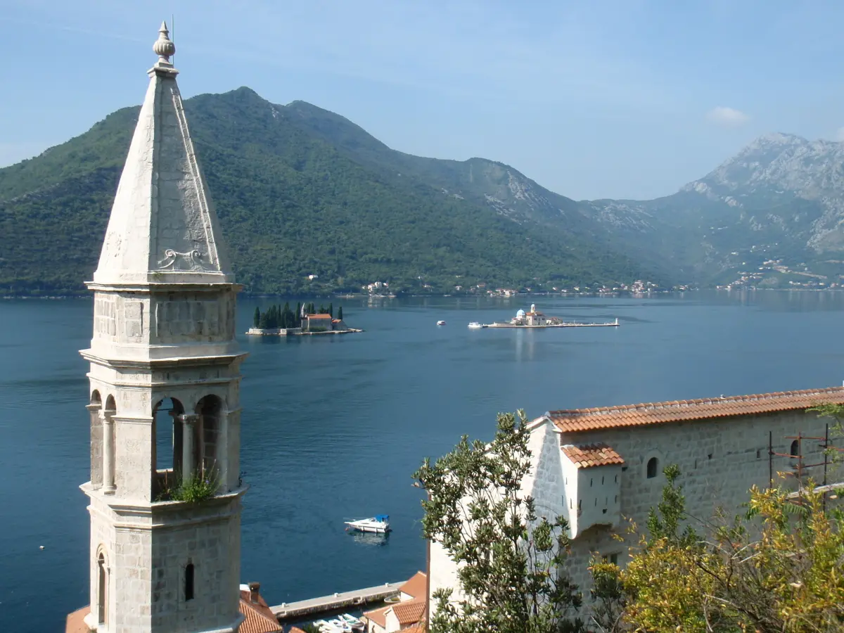 Il campanile ottagonale della Madonna del Rosario sopra Perast e le isole della baia