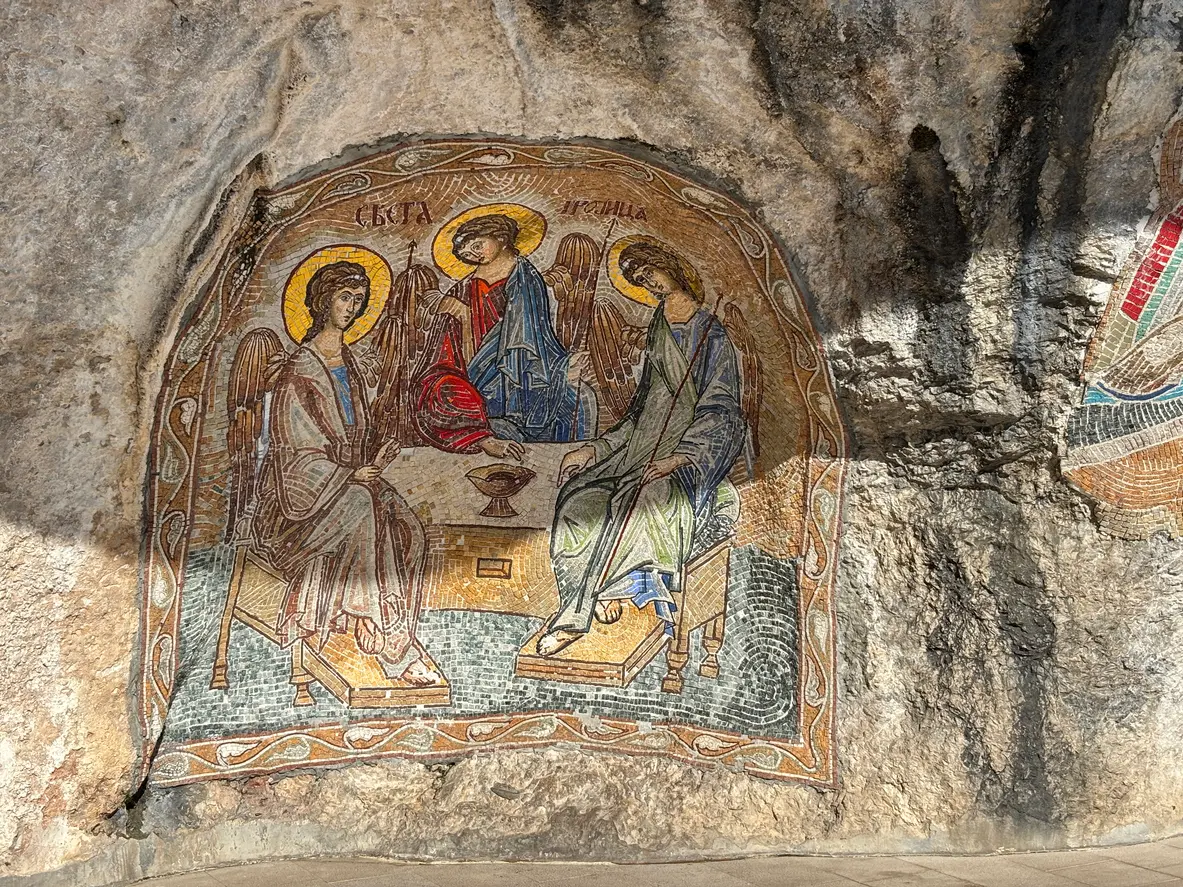 Unutrašnjost Crkve Vavedenja Bogorodice u Gornjem manastiru Ostrog, sa freskama na stjenovitim zidovima i sarkofagom Svetog Vasilija