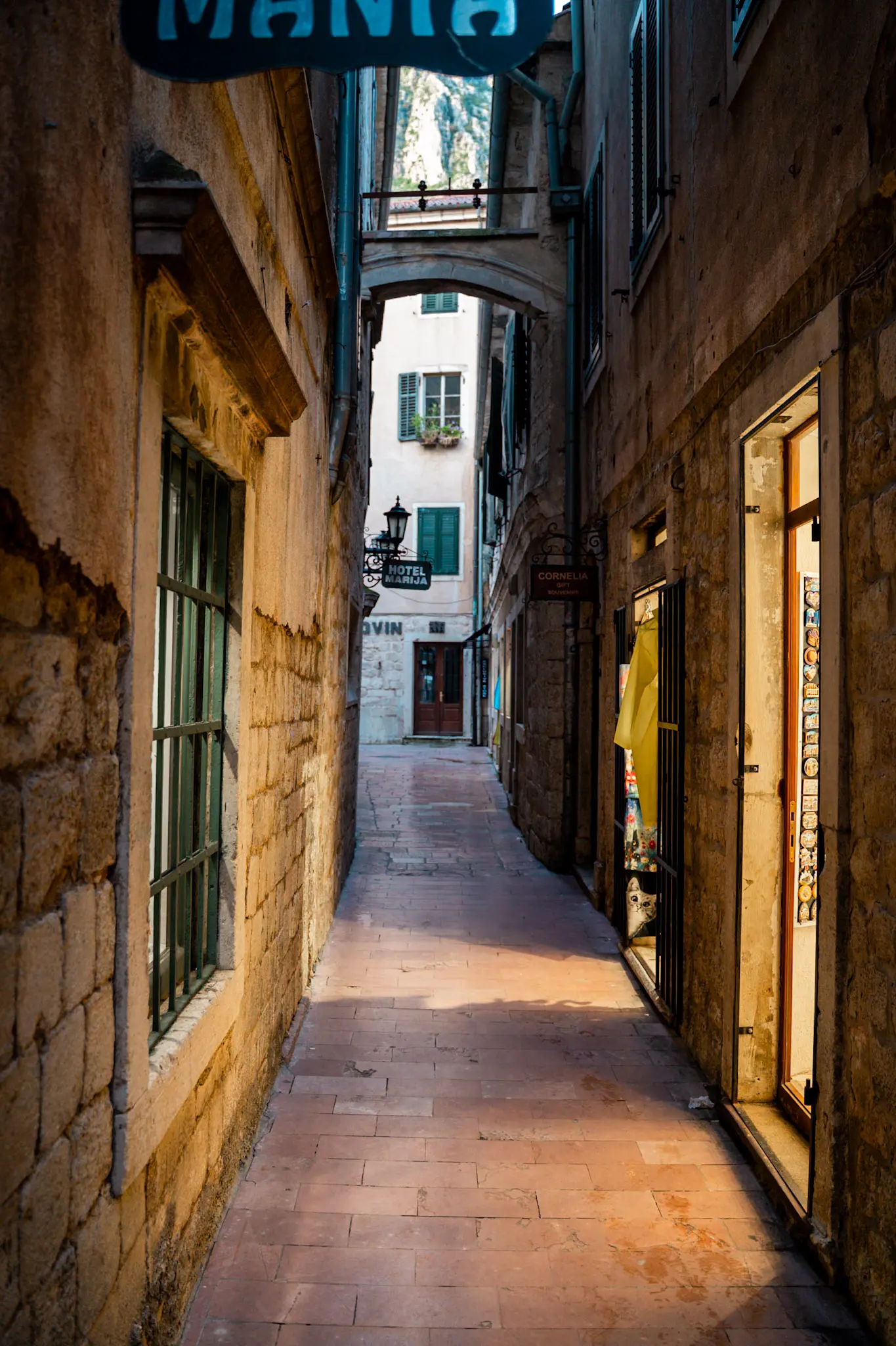 Panoramski pogled na Bokokotorski zaliv i Stari grad Kotor iz vazduha, sa vidljivim zidinama koje se penju uz planinu