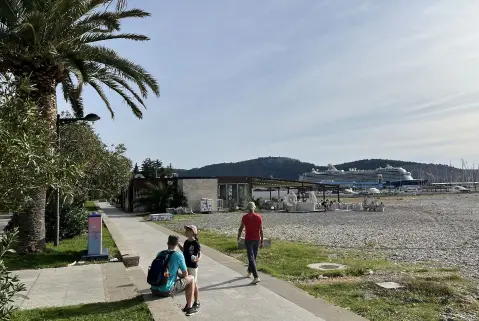 Beach promenade, Bar