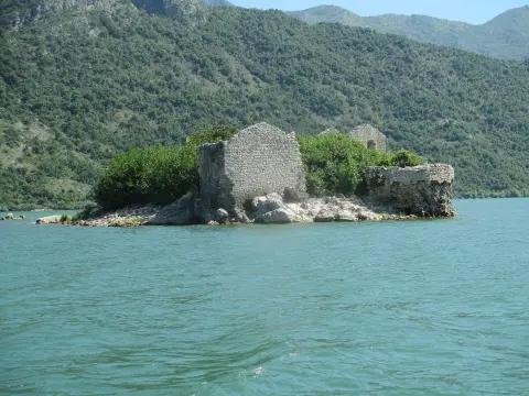 Fortress Grmožur in Skadar Lake (2)