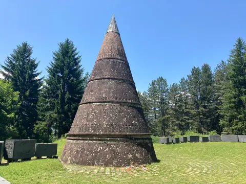 3742 Berane - Hareme ·"Monument to Freedom" op de top van de Jasikovac-heuvel, in het Jasikovac-bospark