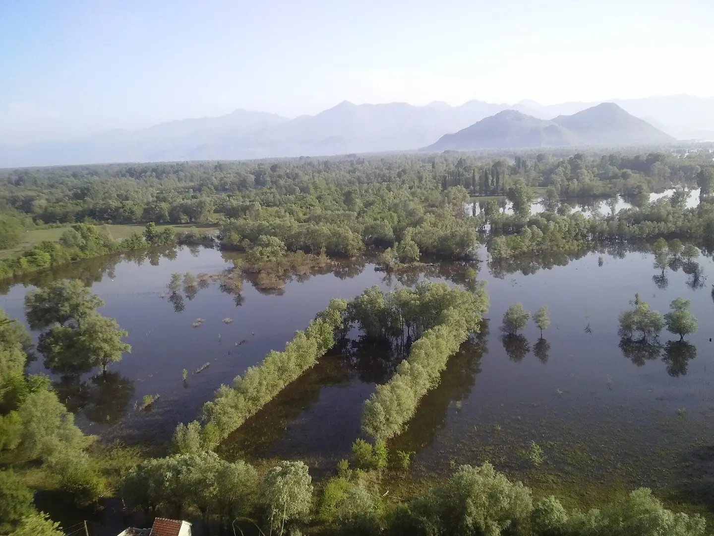 Seosko okruženje i mala crkva