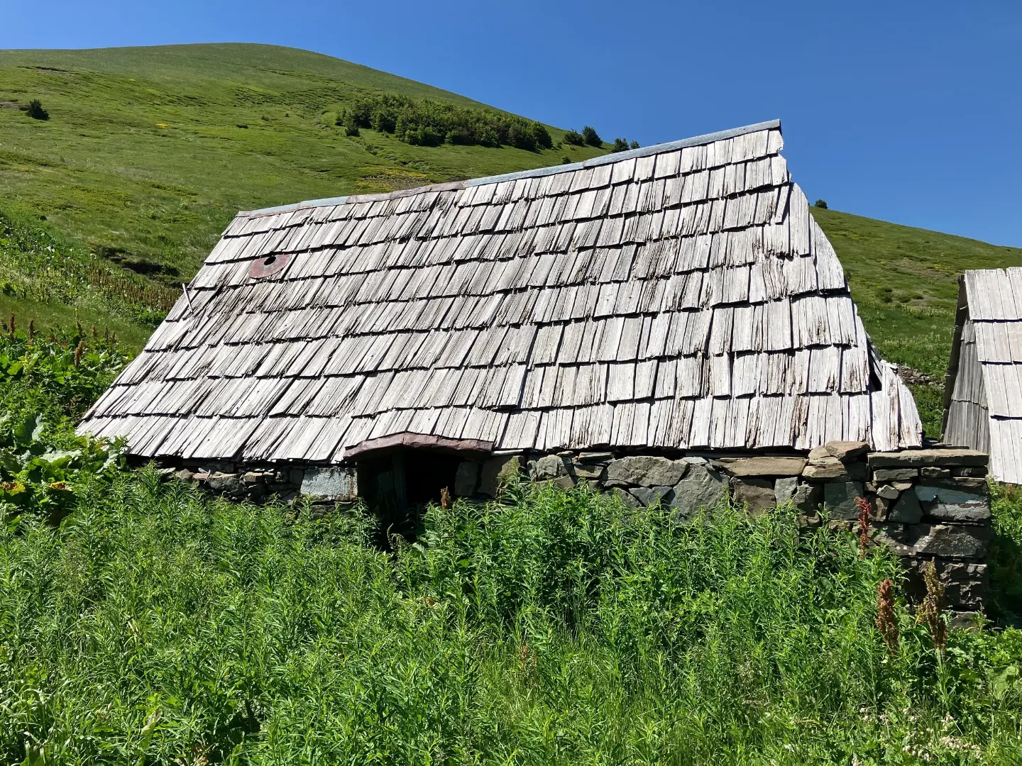 A shingle-roofed hut on the Carine katuns