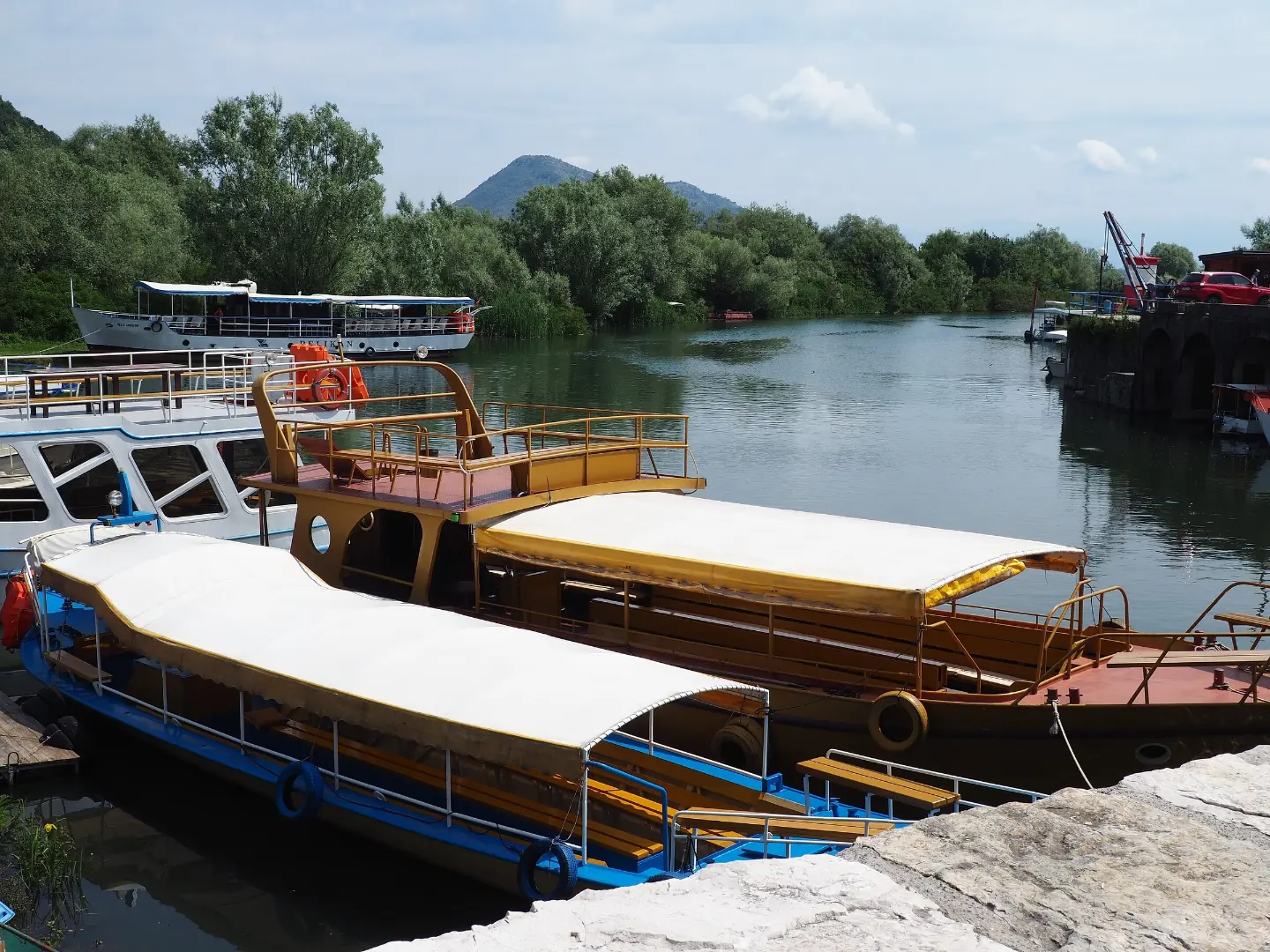 Izletnički brodovi usidreni u luci Virpazar