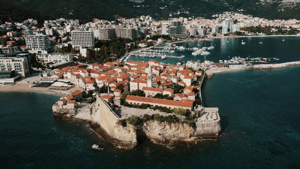 פלטפורמות קפיצה מהסלעים