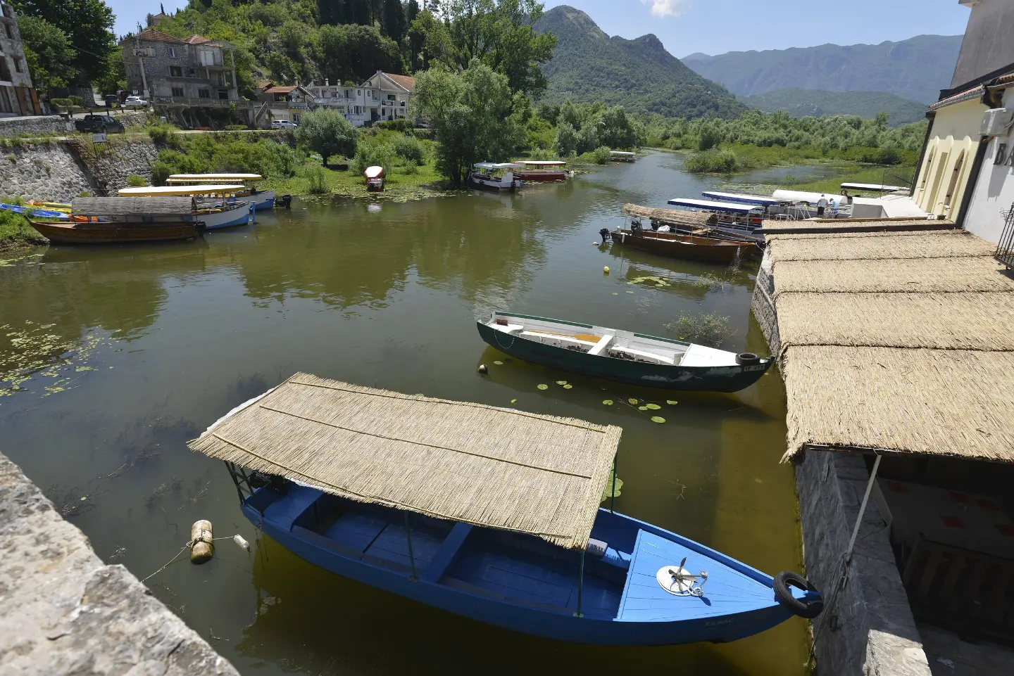 Tradicionalni čamac sa krovom od trske na rijeci u Virpazaru