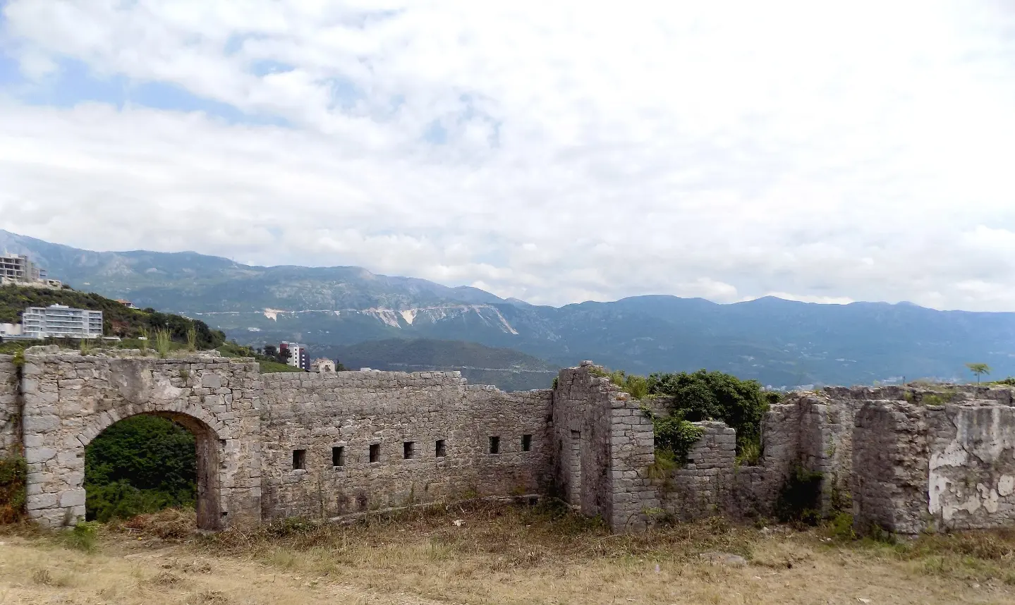 Zidovi tvrđave Mogren sa budvanskom rivijerom u pozadini