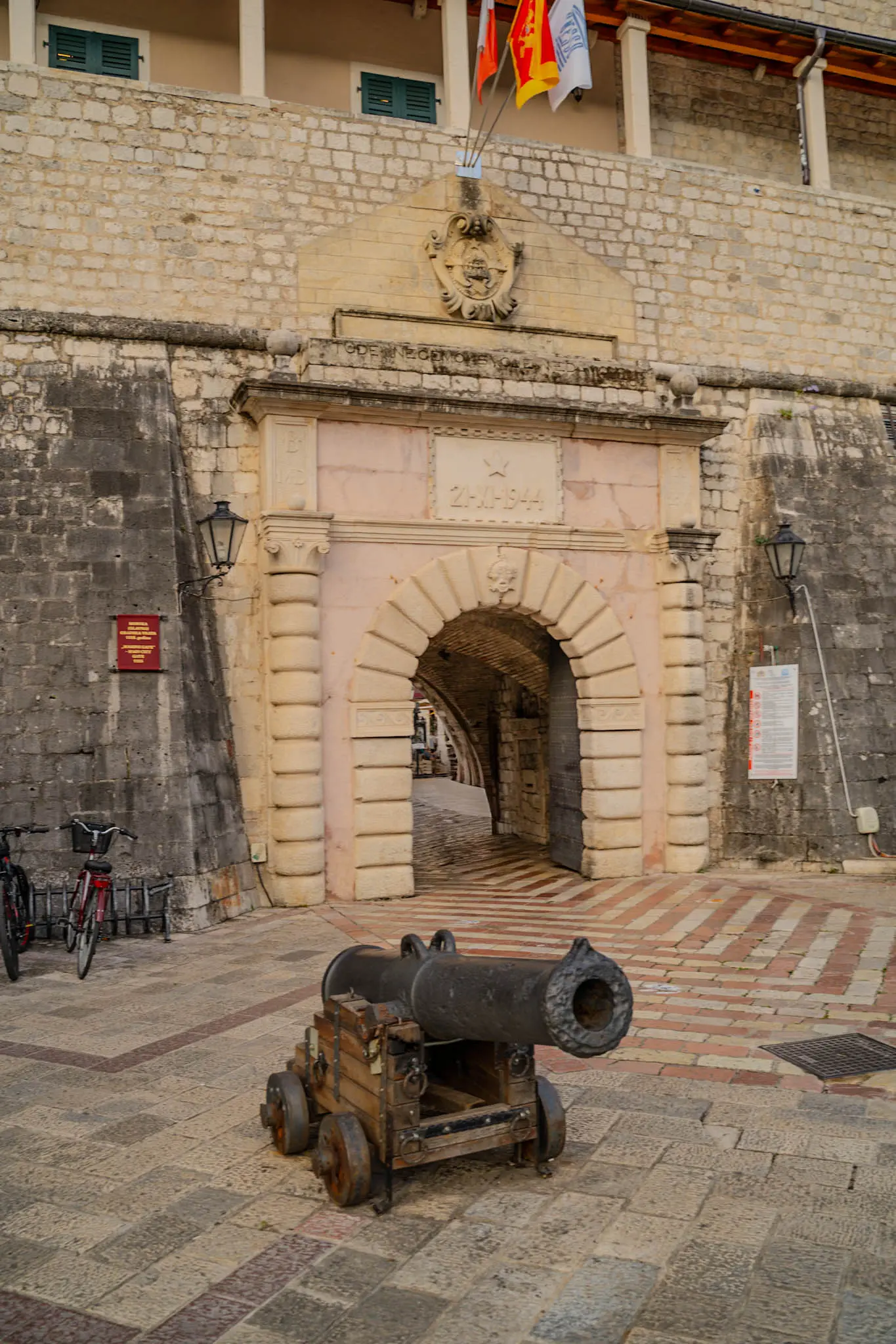 מצודת San Đovani וחומות העיר