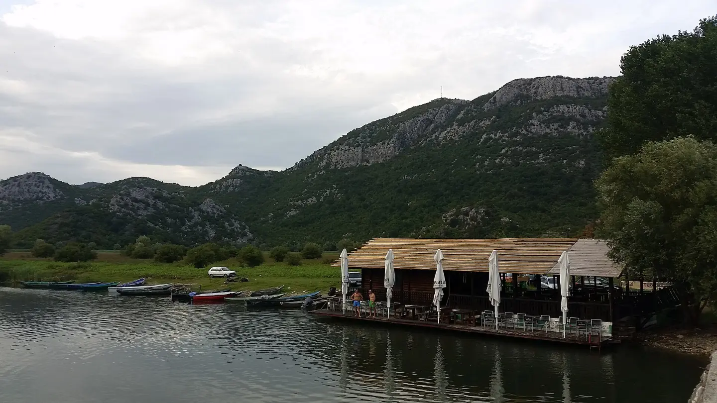 Plutajući splav-restoran na Karatuni