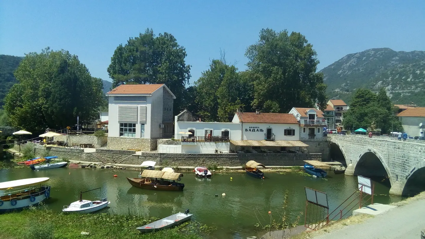 Pristanište sa čamcima i kameni most u Virpazaru