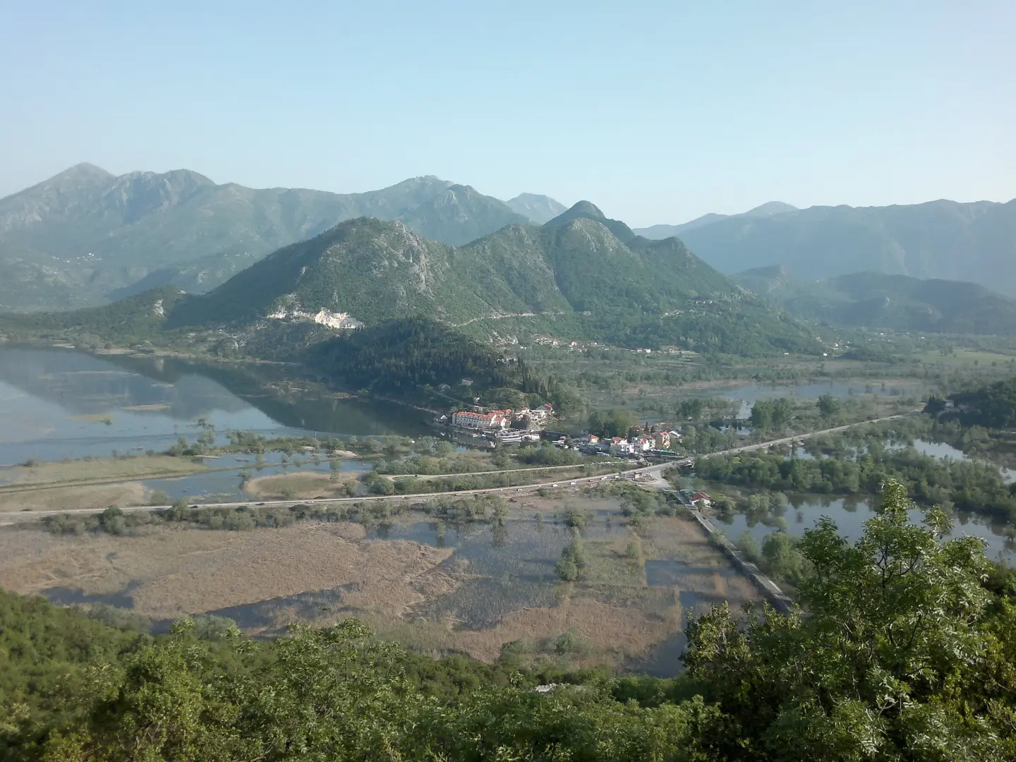 Pogled sa brda na Virpazar, močvare i Skadarsko jezero