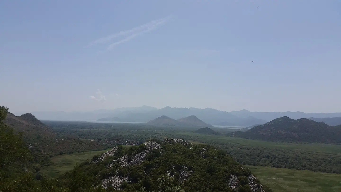 Pogled na Skadarsko jezero sa puta iznad Dodoša