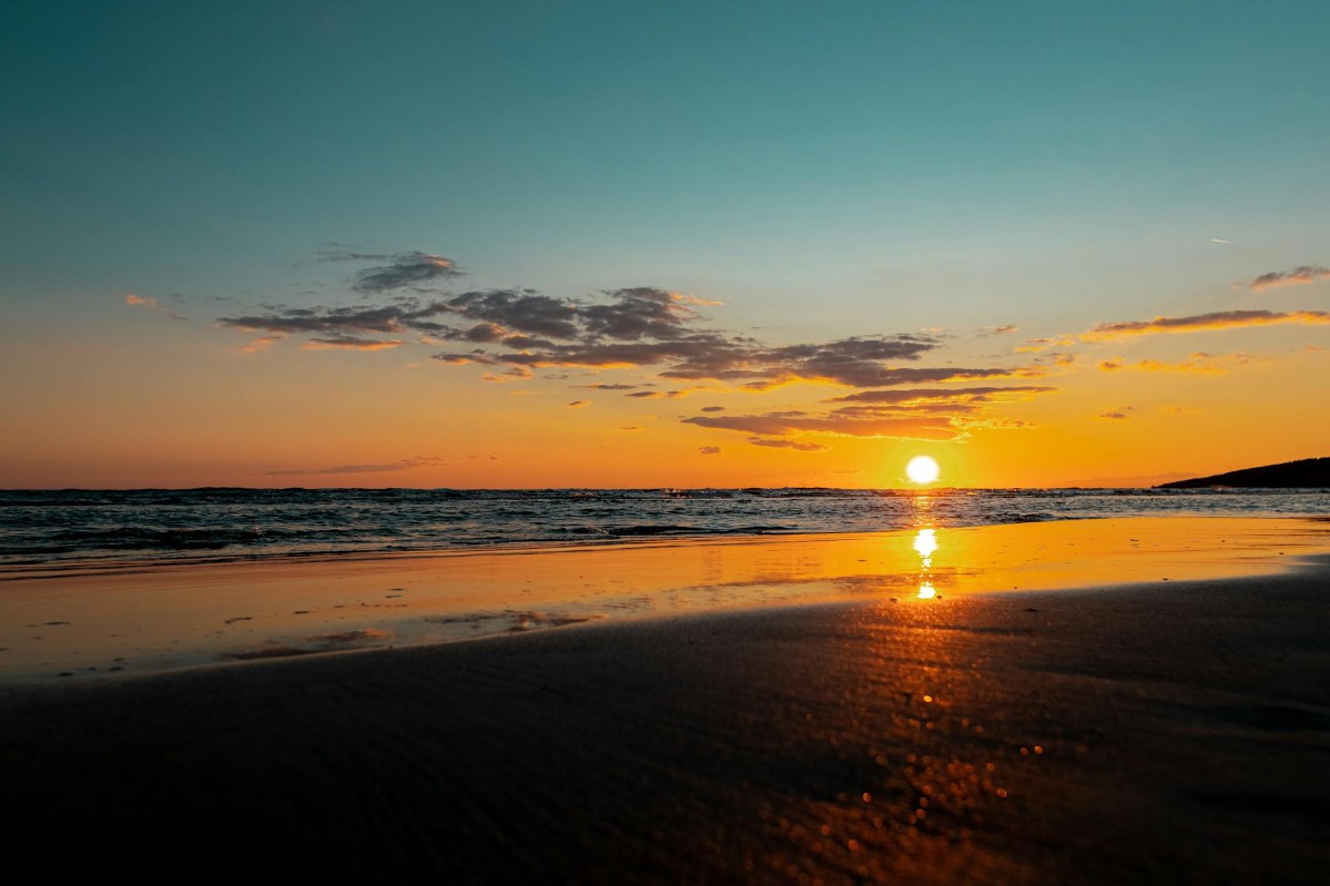 חוף חולי באורך 13 קילומטרים