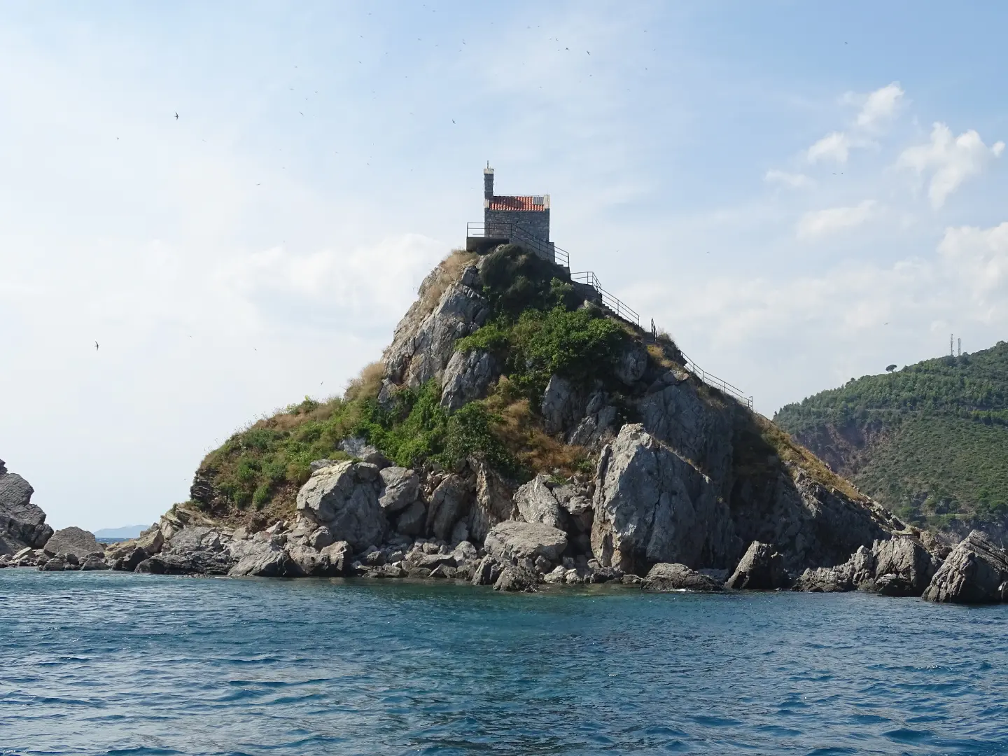 Ostrvo Sveta Nedjelja sa crkvicom