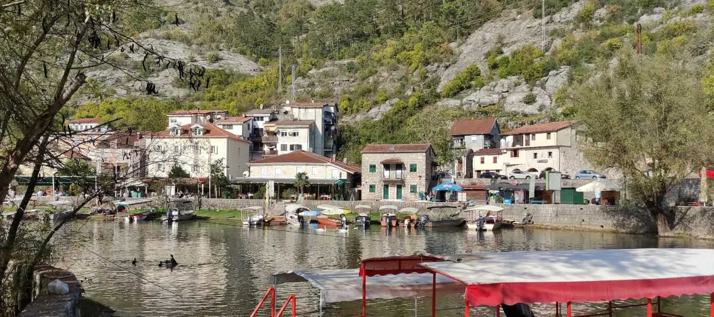Kuće na obali i pristanište u centru Rijeke Crnojevića