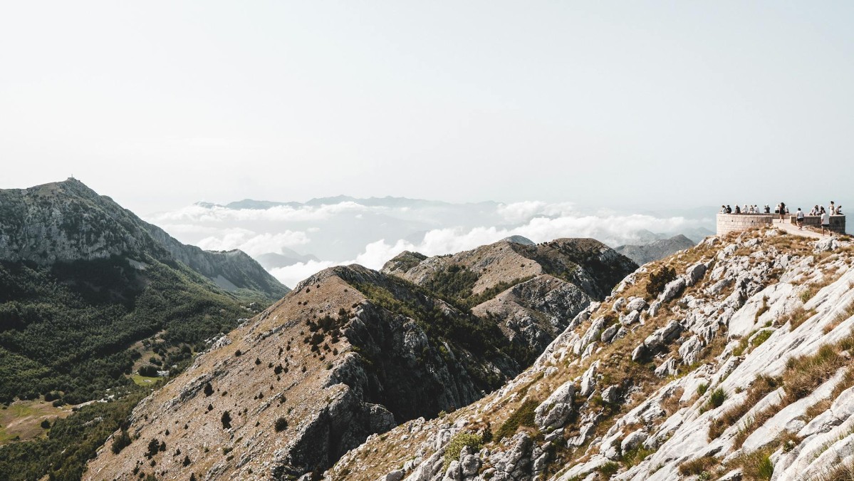 Orlov Krš – תצפית מעל המנזר