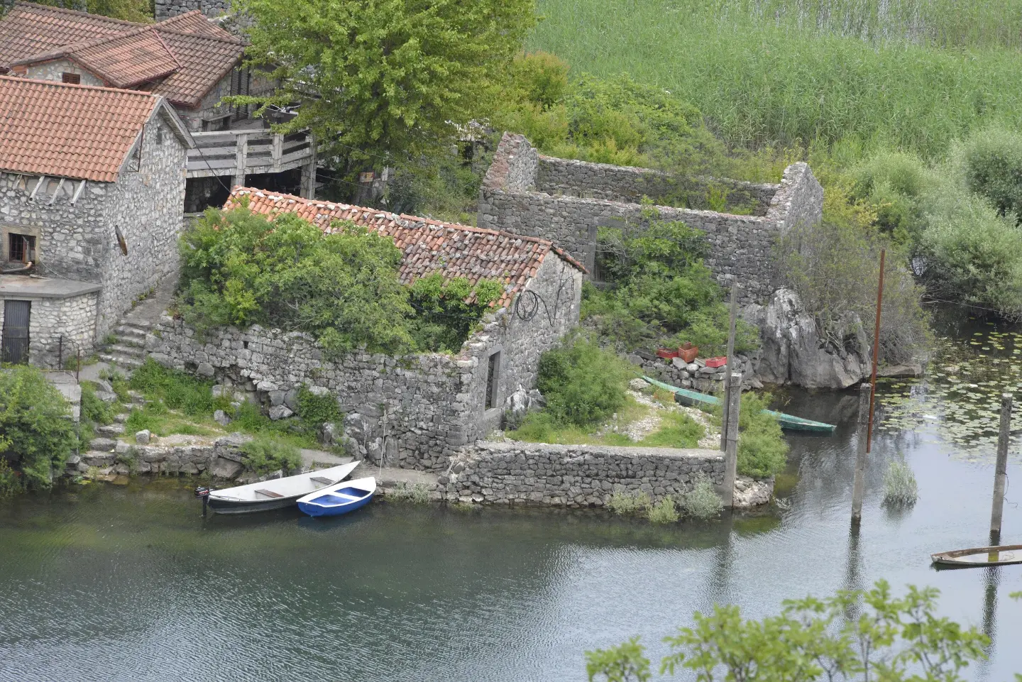 Stare kamene kuće i čamci uz Rijeku Crnojevića