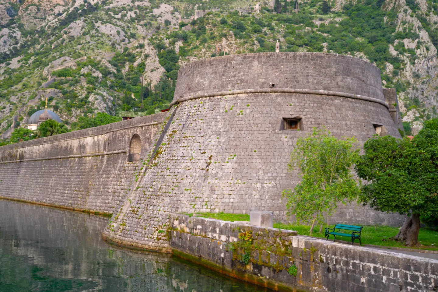 Perast והאיים Gospa od Škrpijela ו-Sv. Đorđe