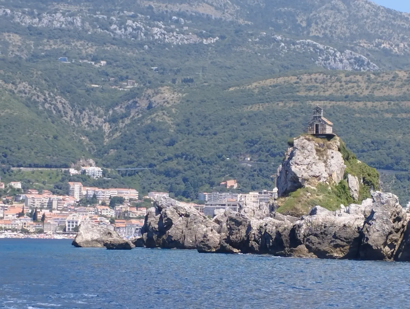 Ostrvo Sveta Nedjelja, u pozadini Petrovac